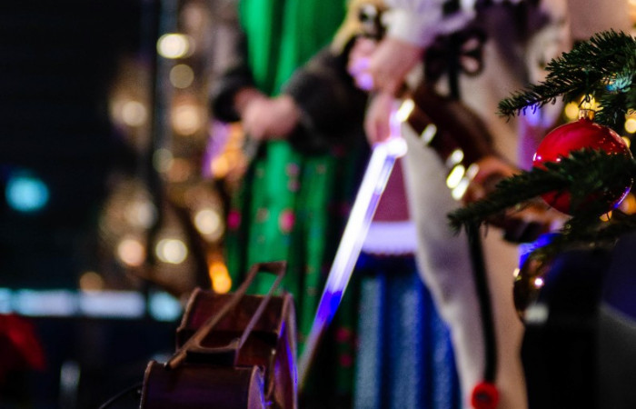 Zbliżenie na elementy wystroju sceny 