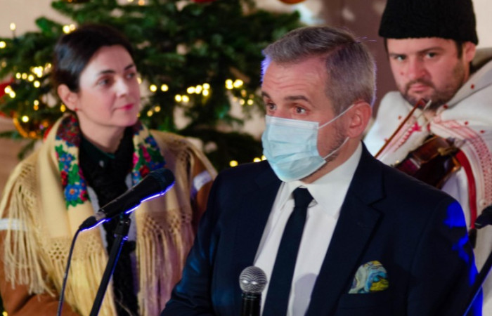 Dyrektor Marcin Jędrychowski w tle Zespół Jan Karpiel - Bułecka