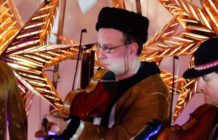 Zespół Jan Karpiel - Bułecka podczas występu świątecznego