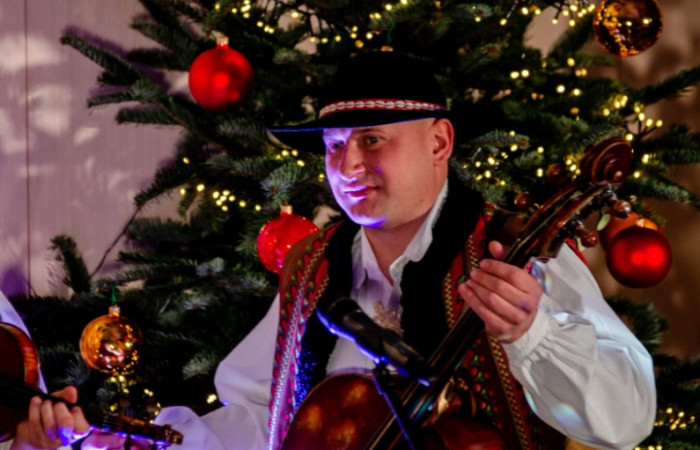 Zespół Jan Karpiel - Bułecka podczas występu świątecznego