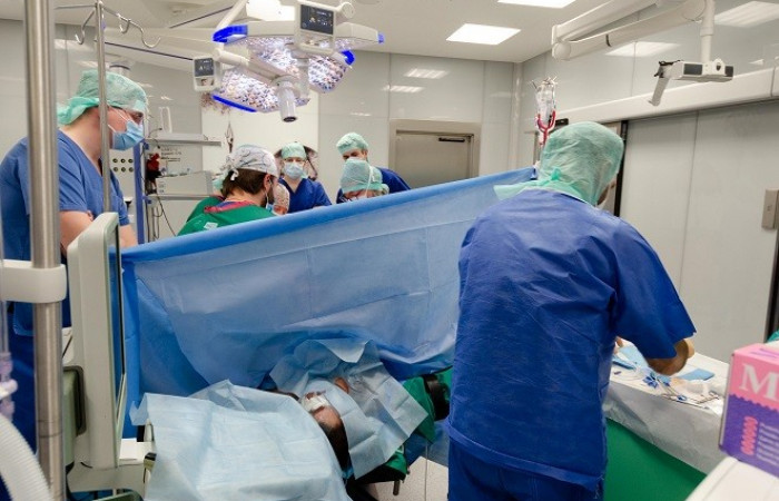 Sala operacyjna - zespół przygotowuje się do operacji 