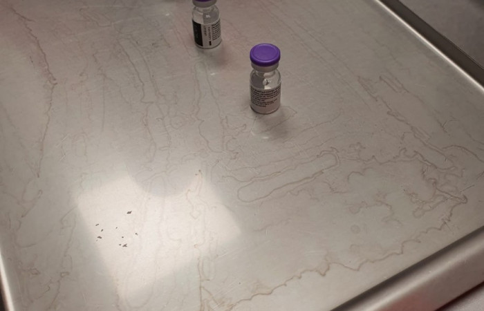 Zbliżenie na szczepionki wyciągnięte z opakowań