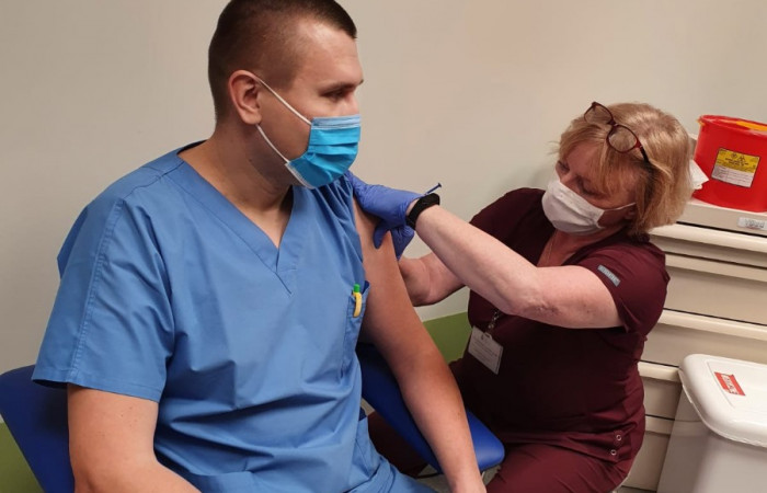 Zdjęcie przedstawia szczepionego pracownika szpitala 