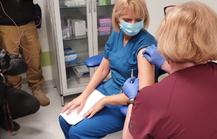 Zdjęcie przedstawia szczepionego pracownika szpitala 