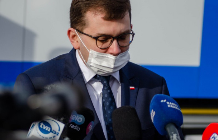 Wojewoda Małopolski Łukasz Kmita  odpowiada na pytania dziennikarzy