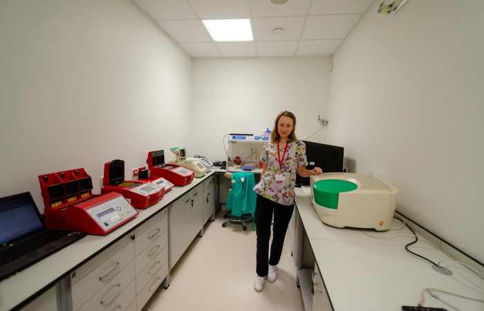 Pracownik Zakładu Diagnostyki Hematologicznej i Genetyki przy sprzęcie