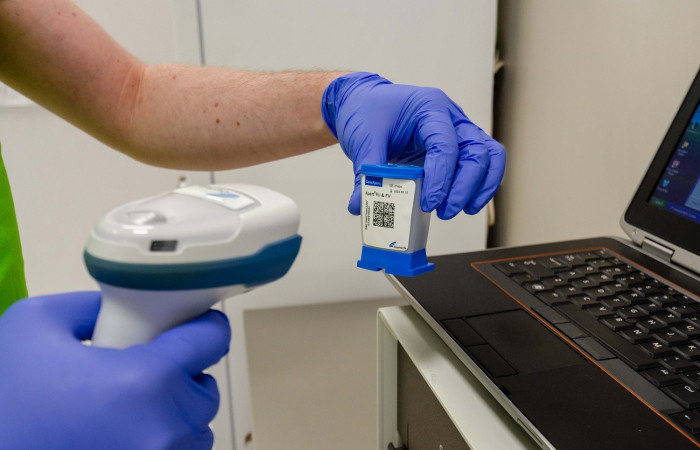 Pracownik Zakładu Diagnostyki Hematologicznej i Genetyki przy sprzęcie - zbliżenie