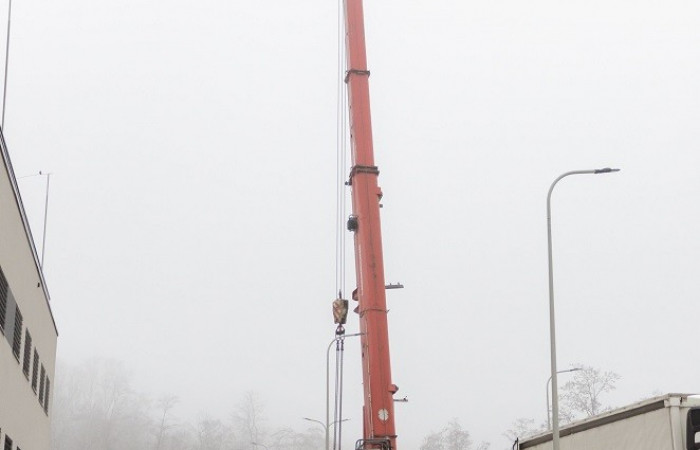 Zbliżenie na dźwig przed wejściem do szpitala 