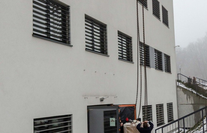 Dźwig transportuje elementy rezonansu 