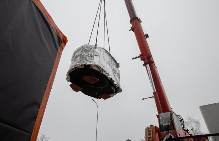 Dźwig transportuje najcięższy element rezonansu 