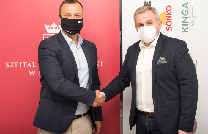 Dyrektor Marcin Jędrychowski oraz Dariusz Gałęzewski – Prezes Fundacji OSHEE podpisują list intencyjny w sprawie współpracy