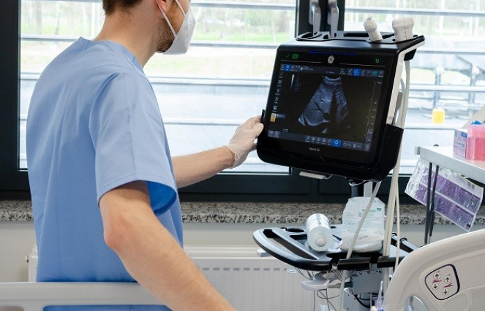 Lekarz wykonuje USG pacjenta