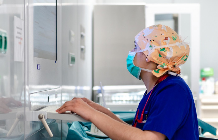 lekarze przy operacji