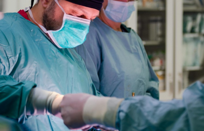 lekarze przy operacji