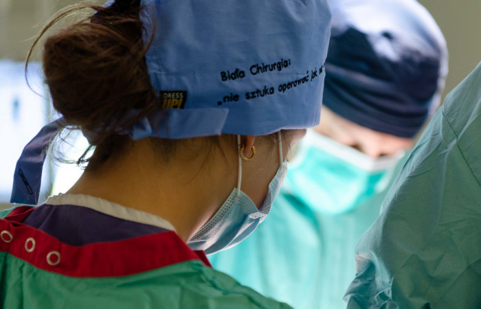 lekarze przy operacji