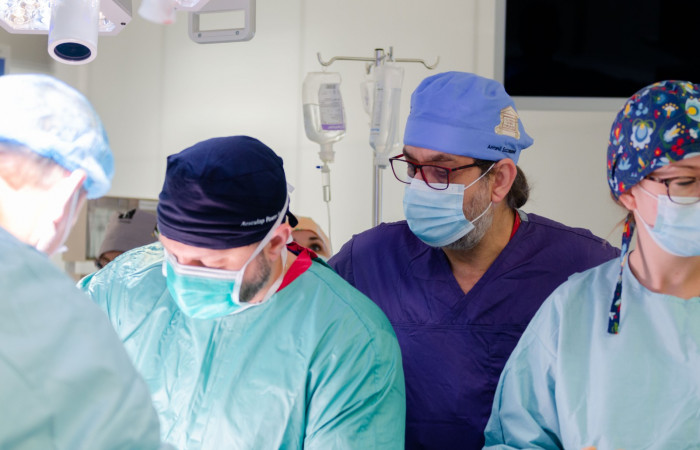 lekarze przy operacji