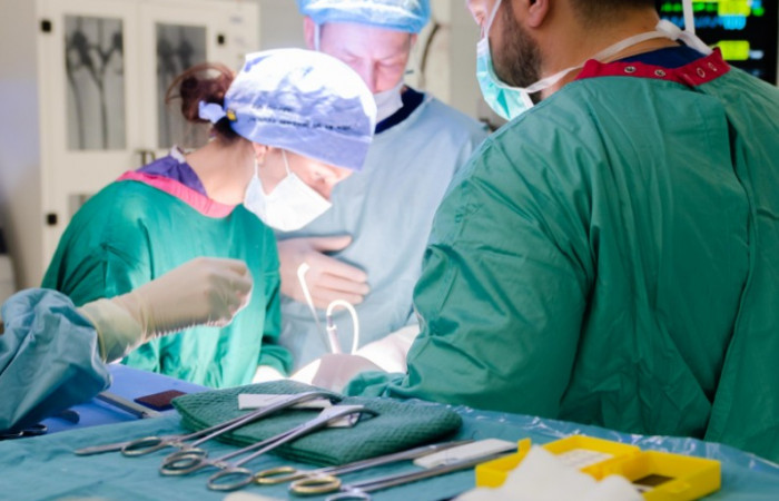 lekarze przy operacji