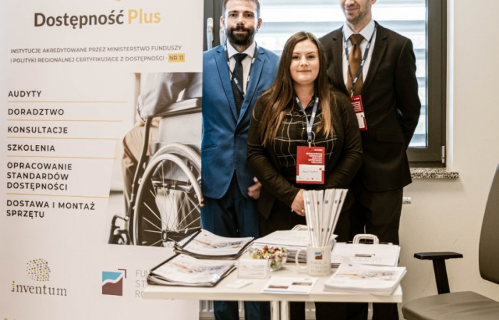 Przestrzeń obok auli NSSU - stoiska partnerów wydarzenia