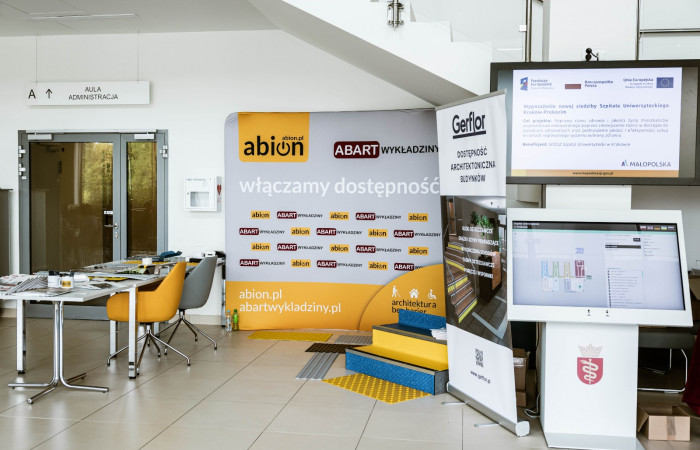 Przestrzeń obok auli NSSU - stoiska partnerów wydarzenia