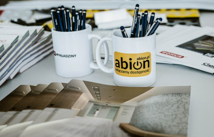 Przestrzeń obok auli NSSU - stoiska partnerów wydarzenia