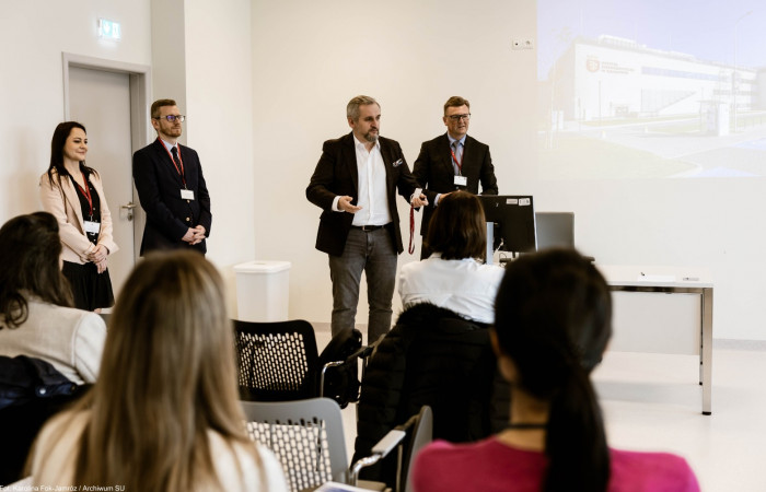 dr n. med. Katarzyna Cyranka, Kierownik Poradni Psychologicznej, dr hab. n. med. Bartłomiej Matejko z O/K Diabetologii, Chorób Wewnętrznych i Metabolicznych, Marcin Jędrychowski, Dyrektor SU, prof. dr hab. med. Tomasz Klupa, Zastępca Kierownika O/K Diabet