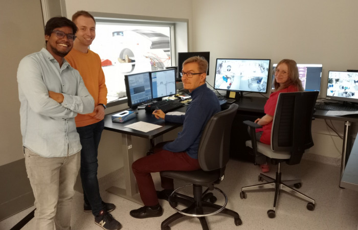 Fot. 4. W sterowni Zakładu Medycyny Nuklearnej; od lewej: mgr Manish Das, mgr Wiktor Mryka, mgr Szymon Parzych