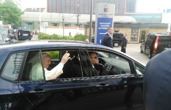 ojciec_swiety_z_wizyta_w_szpitalu_uniwersyteckim_12