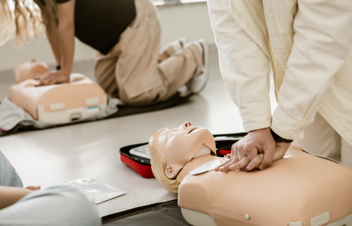 Bezpłatne szkolenie z zakresu pierwszej pomocy (szkolenie RKO), przeprowadzane przez wysokospecjalistyczny zespół SWIT w ramach Dni Otwartych Funduszy Europejskich 2024