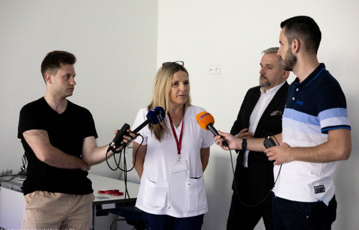 dr Barbara Lisiecka, Kierownik Zakładu Radioterapii Szpitala Uniwersyteckiego w Krakowie wraz z dziennikarzami Radia Kraków oraz Radia Eska. W tle Dyrektor Szpitala - Marcin Jędrychowski
