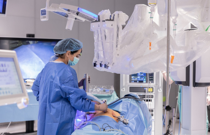 Lek. Joanna Spaczyńska podczas operacji robotycznej