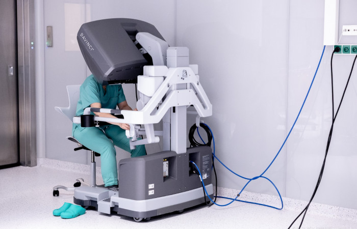 Lek. Joanna Spaczyńska podczas operacji robotycznej