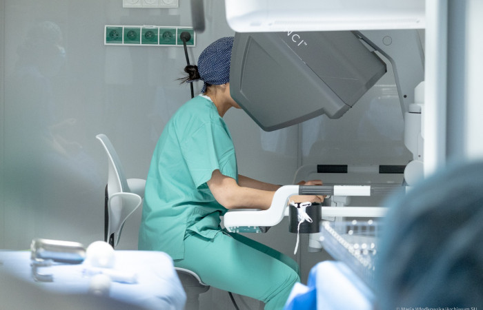 Lek. Joanna Spaczyńska podczas operacji robotycznej