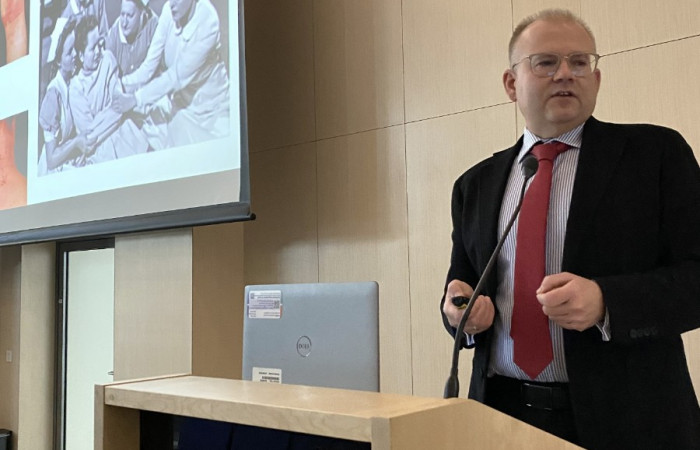 „Interdyscyplinarne spojrzenie na inhibitory kinaz janusowych”