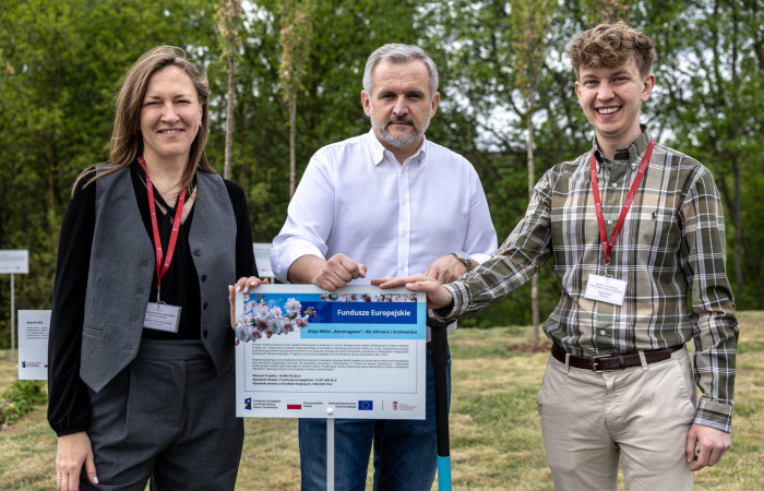 Fundusze Europejskie- siedemnaście wiśni „Amanogawa”